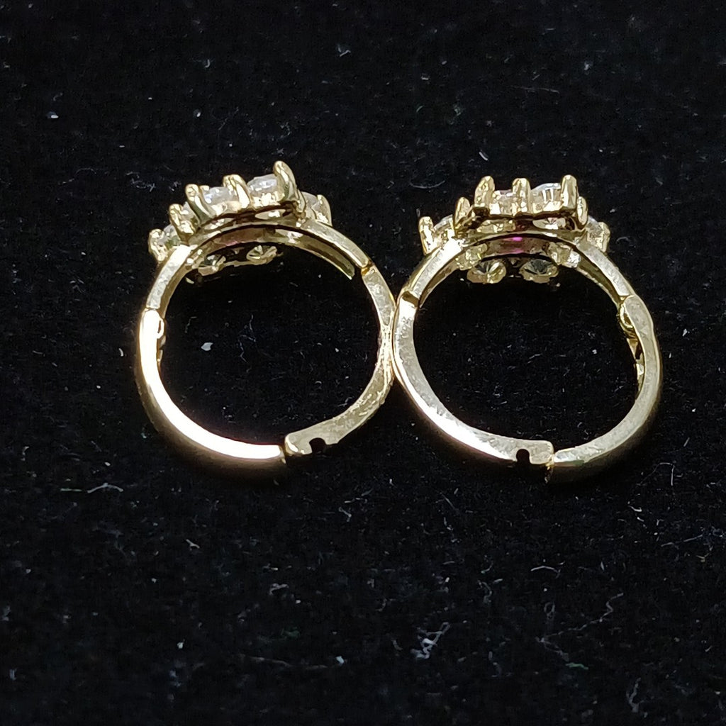 ARETES HUGGIES CON CIRCONIAS Y PIEDRA DE COLOR 14K 1.7 GR (NUEVO)