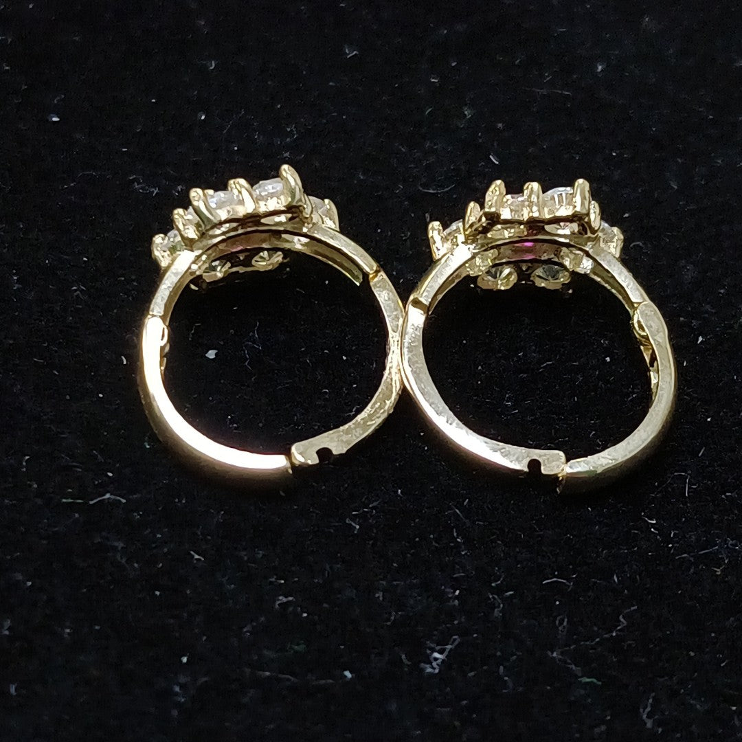 ARETES HUGGIES CON CIRCONIAS Y PIEDRA DE COLOR 14K 1.7 GR (NUEVO)