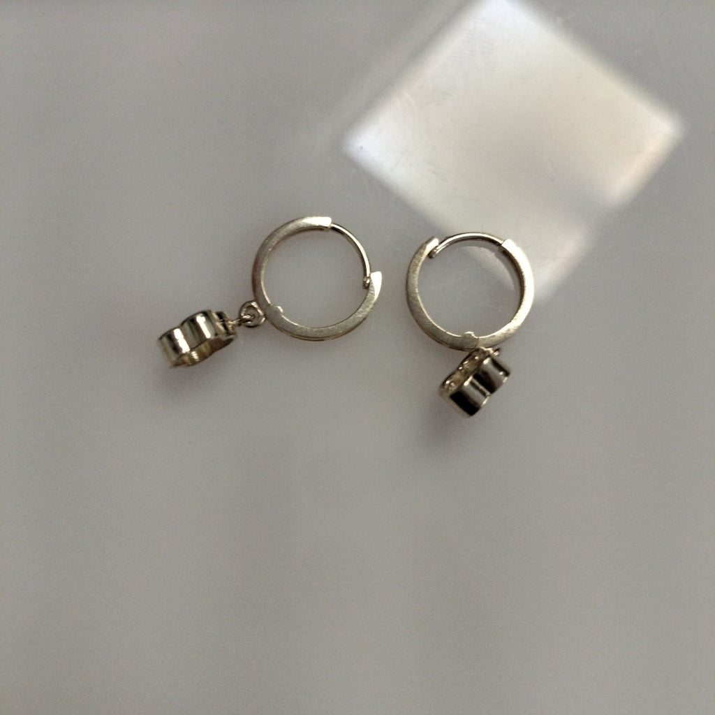 ARETES ARRACADAS CON DIJE 14K 2.4 GR (NUEVO)