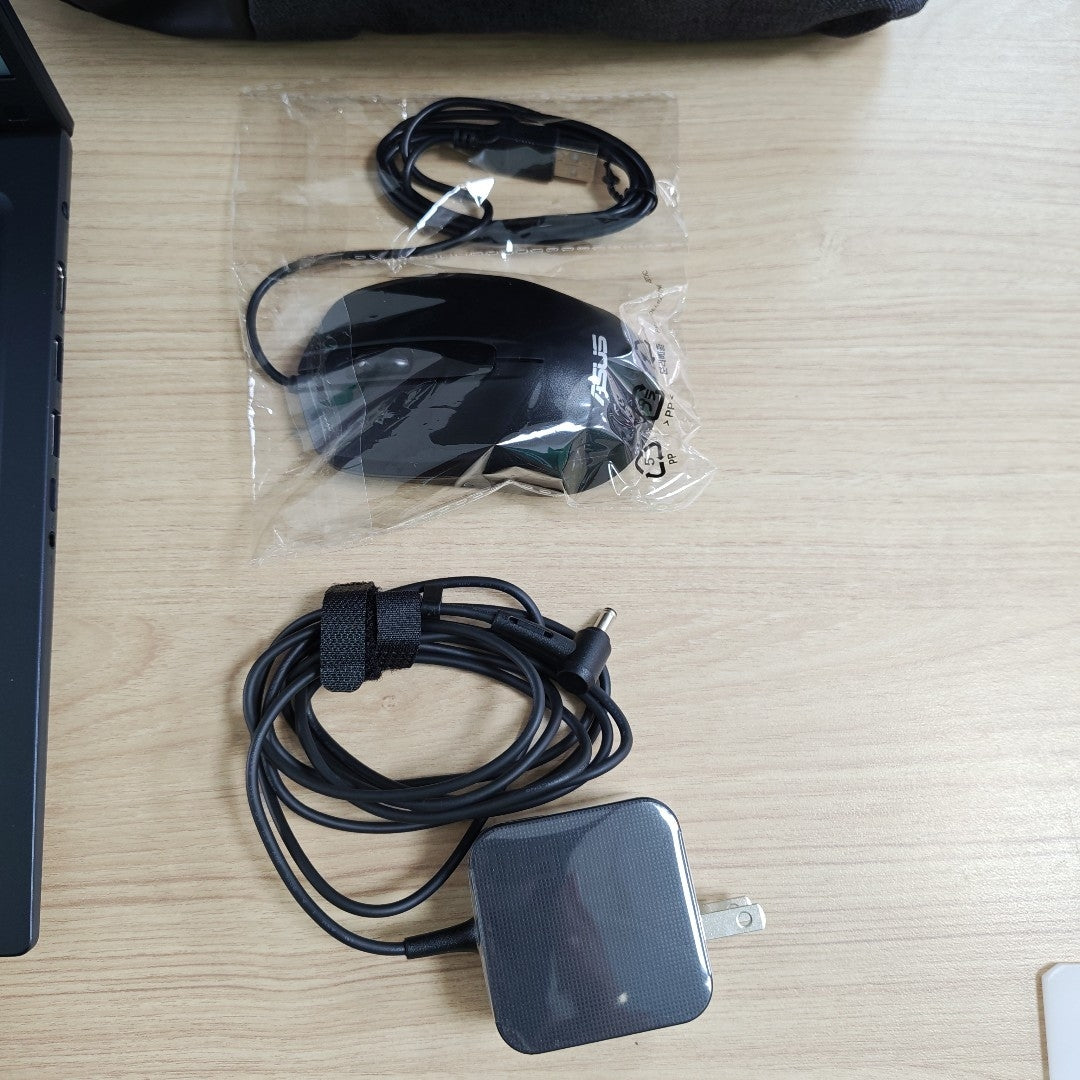 LAPTOP ASUS VIVOBOOK 15 X1504VA-NJ2536W (2025) 512 GB SSD 16 GB RAM (SEMINUEVO)