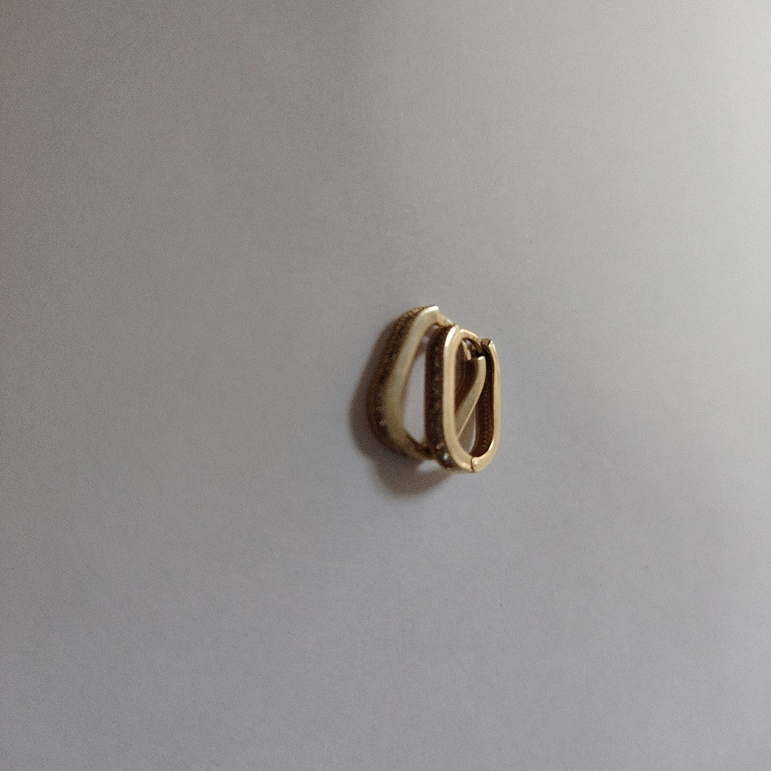 ARETES HUGGIES OVALADA C CIRCONIAS 14K 2.4 GR (NUEVO)