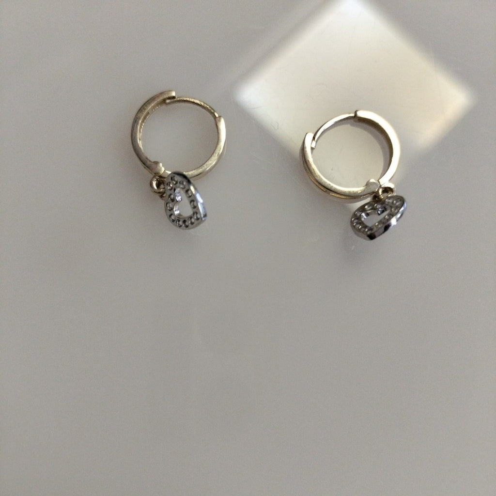 ARETES HUGGIES CON DIJE CORAZON Y CIRCONIAS 14K 2.2 GR (NUEVO)