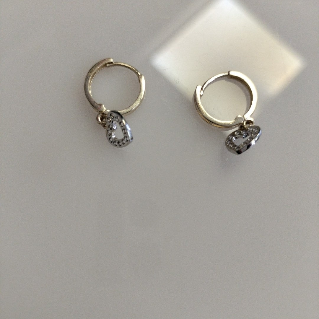 ARETES HUGGIES CON DIJE CORAZON Y CIRCONIAS 14K 2.2 GR (NUEVO)