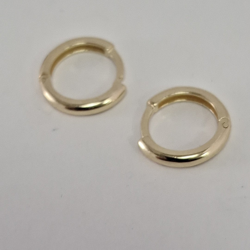 ARETES HUGGIES LISAS 14K 1.3 GR (NUEVO)