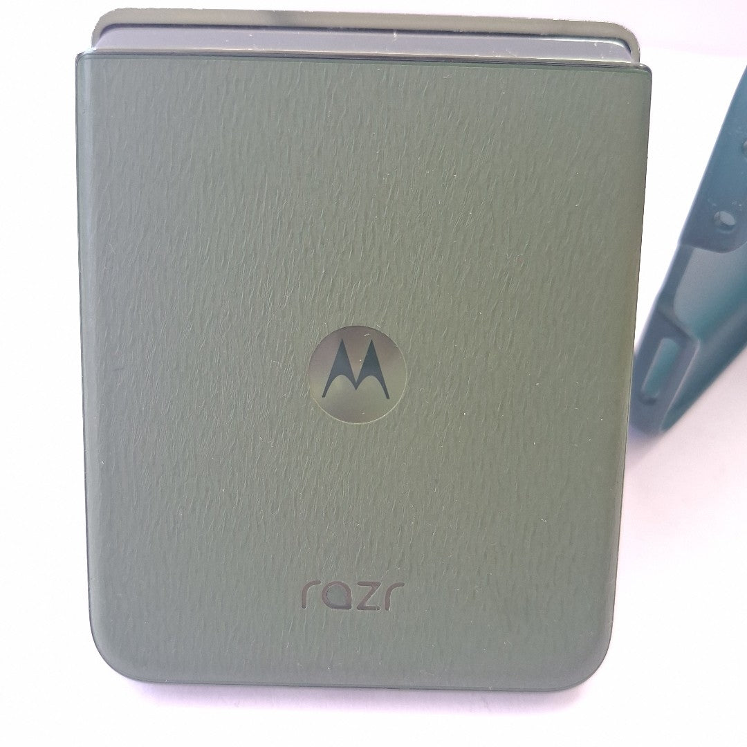 CELULAR MOTOROLA RAZR 50 ULTRA XT2451-3 (2024) 512 GB 12 GB RAM (SEMINUEVO)