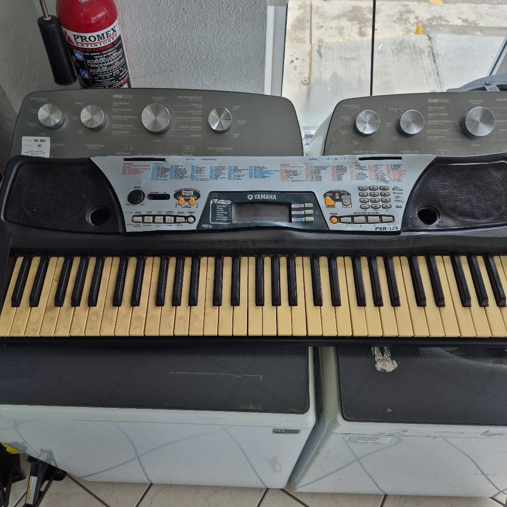 TECLADO YAMAHA PSR-175 61 TECLAS PANTALLA LCD (SEMINUEVO)