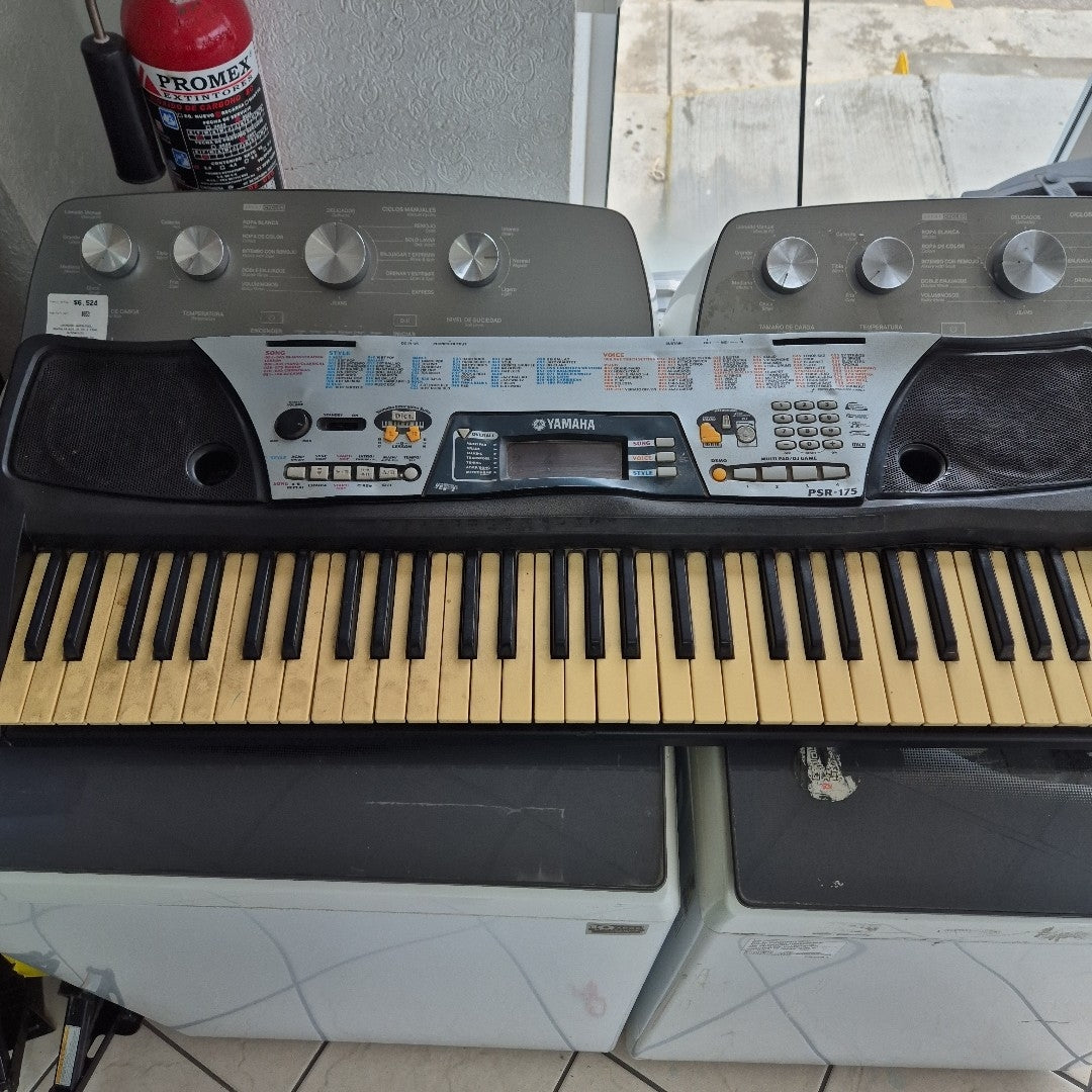 TECLADO YAMAHA PSR-175 61 TECLAS PANTALLA LCD (SEMINUEVO)