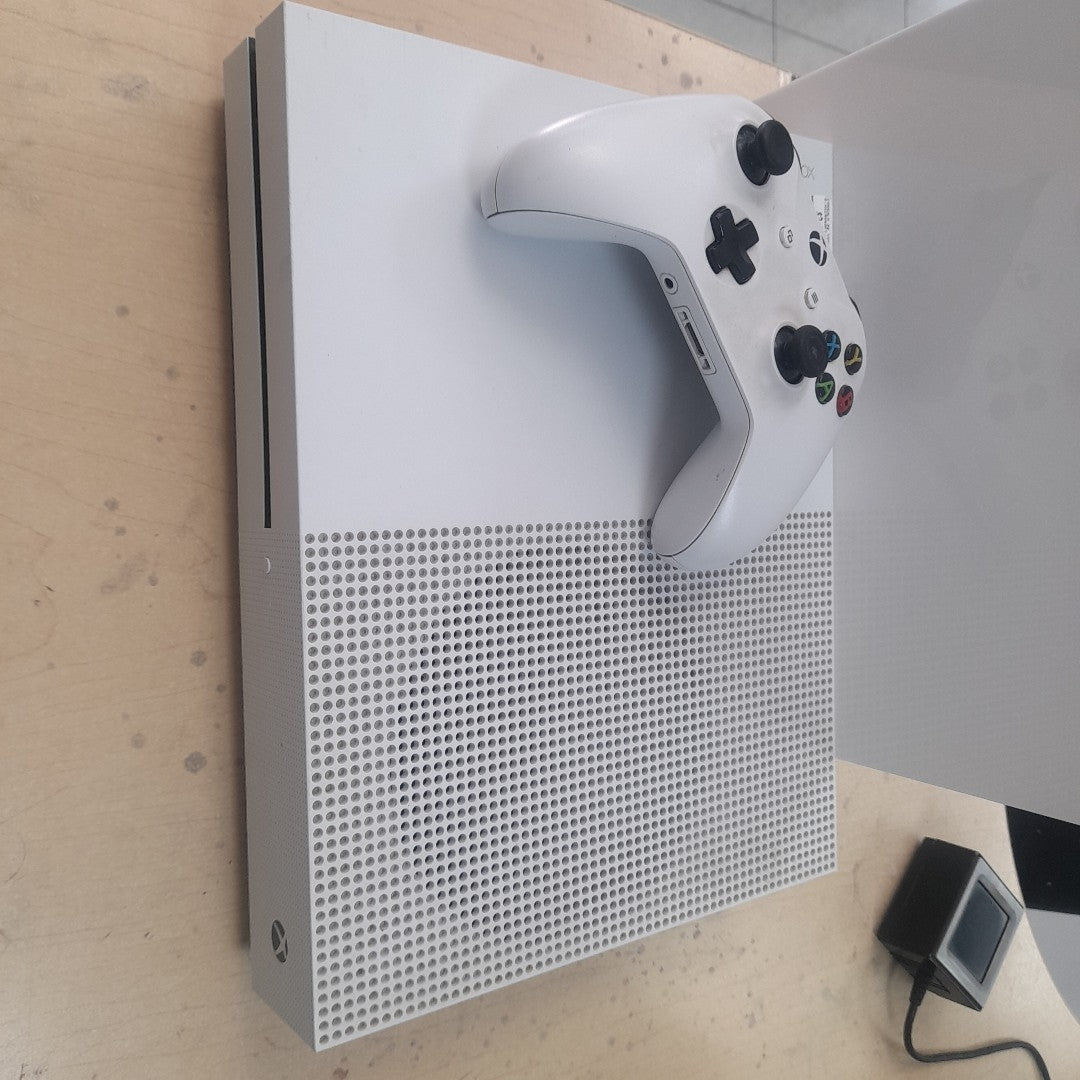 CONSOLA DE VIDEOJUEGO MICROSOFT XBOX ONE S 1 TB (SEMINUEVO)