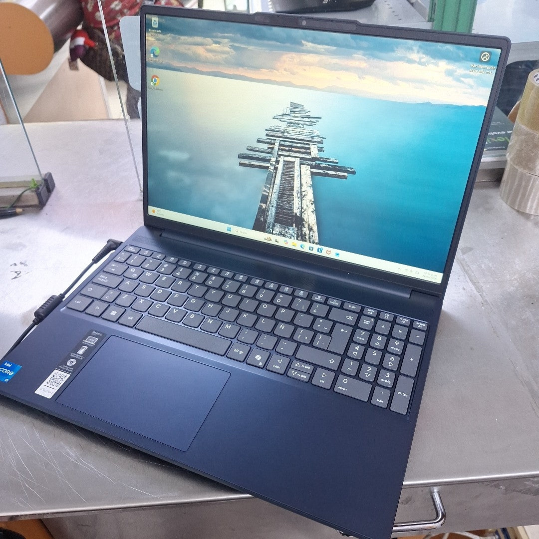 LAPTOP LENOVO IDEAPAD SLIM 3 15IRH10 (2025) 512 GB SSD 8 GB RAM (SEMINUEVO)
