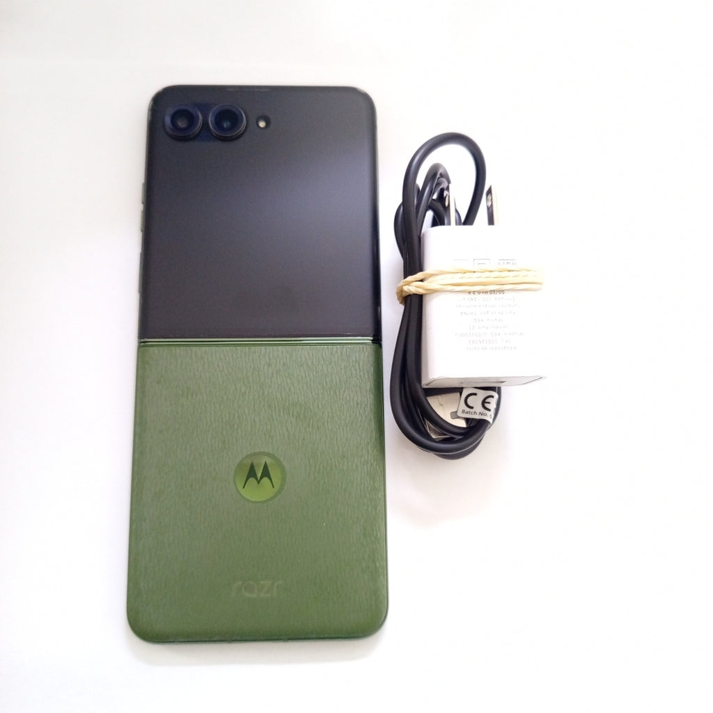 CELULAR MOTOROLA RAZR 50 ULTRA XT2451-3 (2024) 512 GB 12 GB RAM (SEMINUEVO)