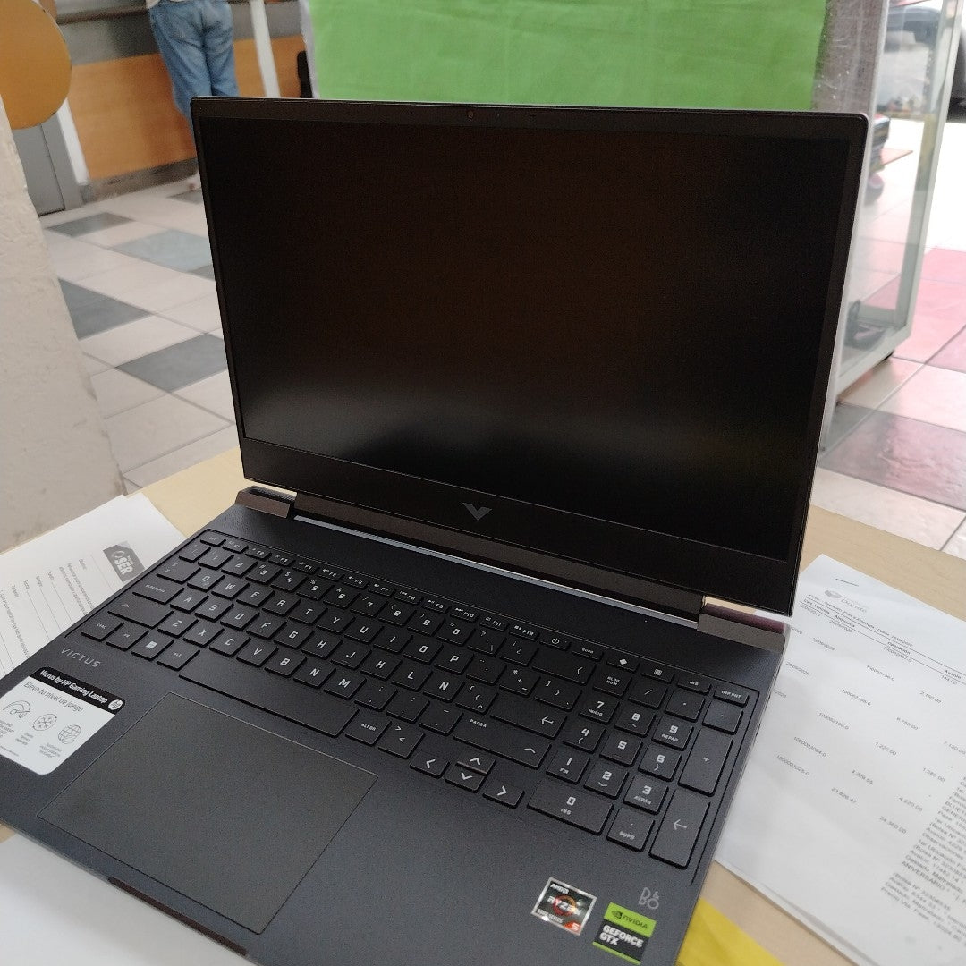 LAPTOP HP VICTUS 15-FB0122LA (2023) 512 GB SSD 8 GB RAM (SEMINUEVO)