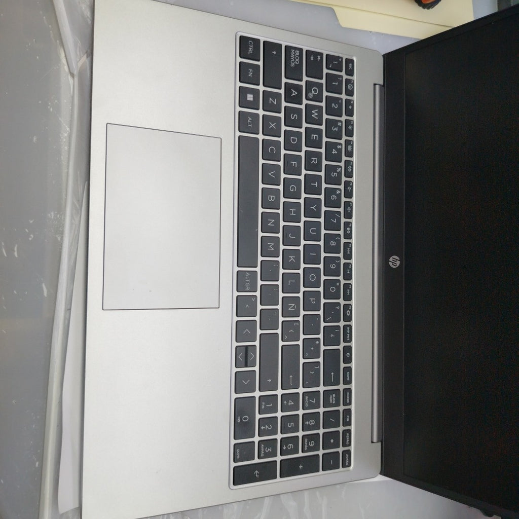 LAPTOP HP 255 G10 (2025) 512 GB SSD 8 GB RAM (SEMINUEVO)