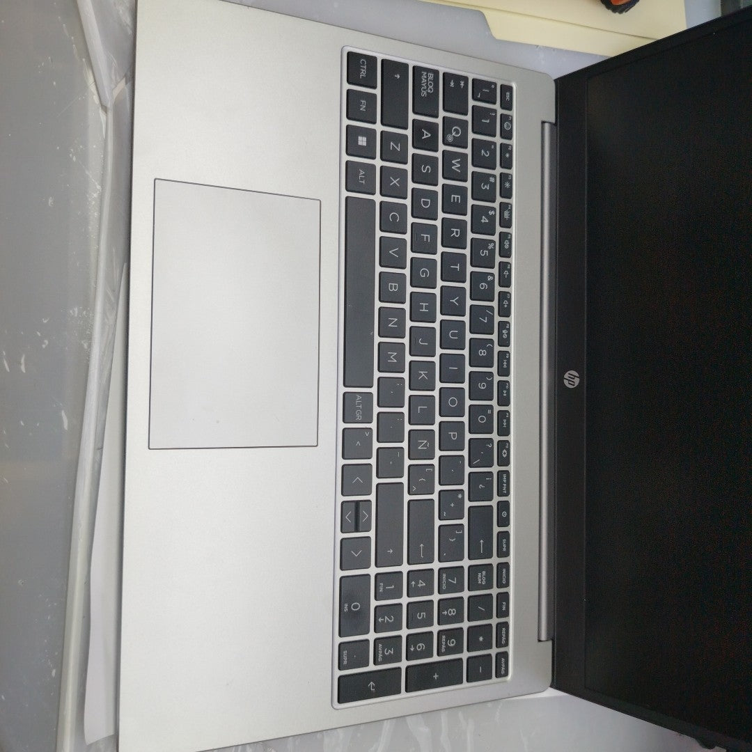 LAPTOP HP 255 G10 (2025) 512 GB SSD 8 GB RAM (SEMINUEVO)