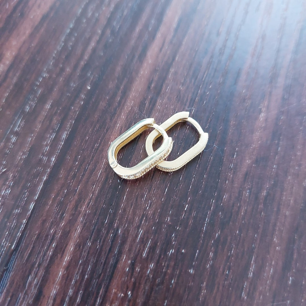 ARETES HUGGIES OVALADA C CIRCONIAS 14K 2.5 GR (NUEVO)