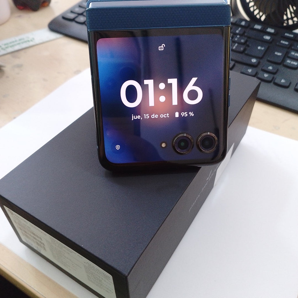 CELULAR MOTOROLA RAZR 60 XT2553-1 (2025) 512 GB 12 GB RAM (SEMINUEVO)