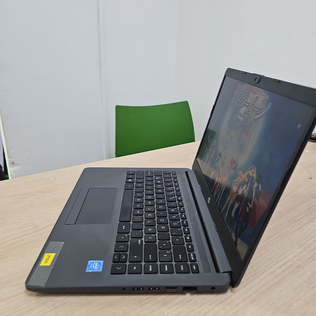 LAPTOP HP 240 G8 (2022) 512 GB SSD 4 GB RAM (SEMINUEVO)