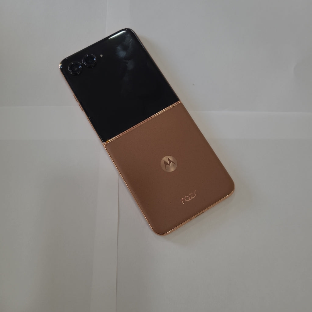CELULAR MOTOROLA RAZR 50 ULTRA XT2451-3 (2024) 512 GB 12 GB RAM (SEMINUEVO)