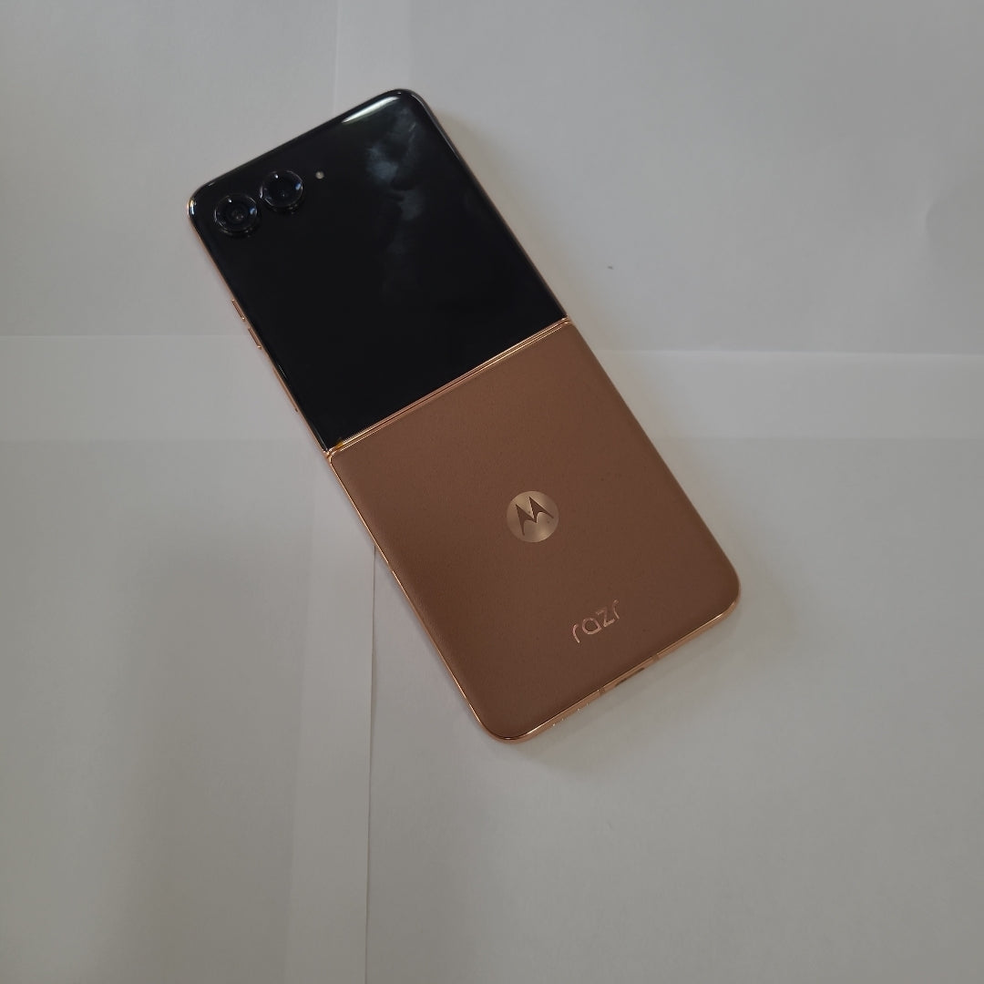 CELULAR MOTOROLA RAZR 50 ULTRA XT2451-3 (2024) 512 GB 12 GB RAM (SEMINUEVO)