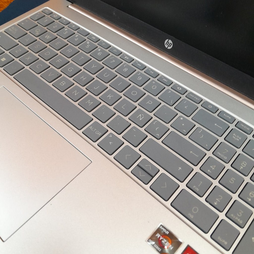 LAPTOP HP 15-FC0068LA (2024) 512 GB SSD 8 GB RAM (SEMINUEVO)