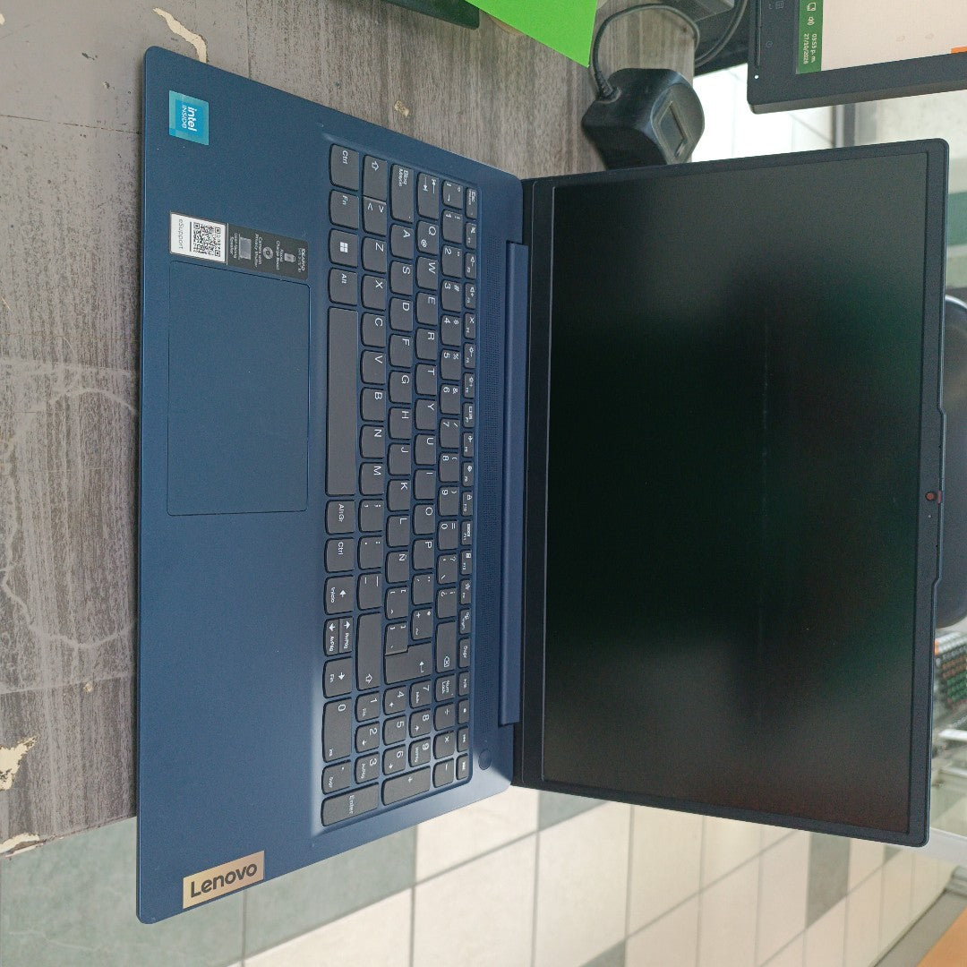 LAPTOP LENOVO IDEAPAD SLIM 3 15IAN8 (2024) 512 GB SSD 8 GB RAM (SEMINUEVO)
