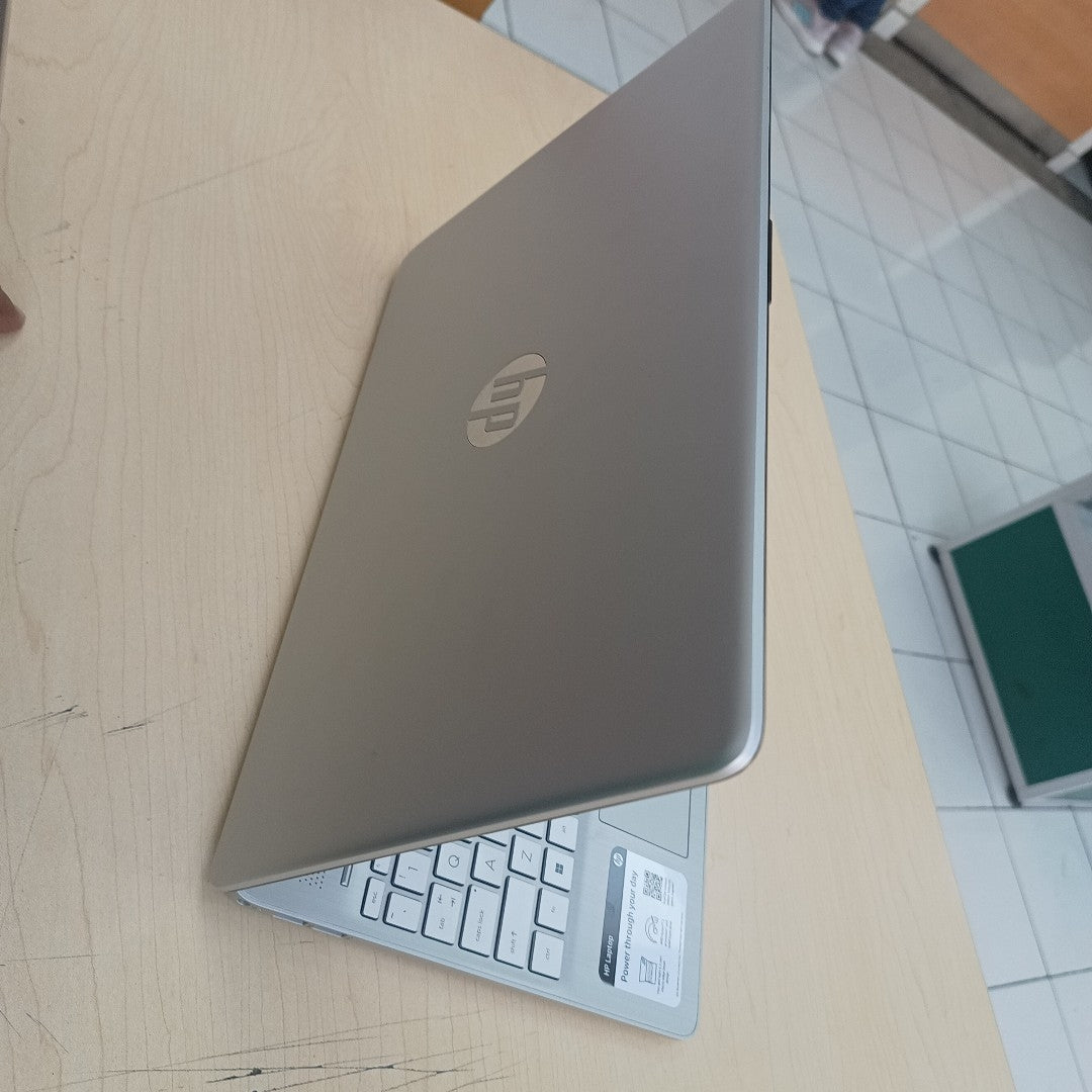 LAPTOP HP 15-EF2033DX (2023) 256 GB SSD 16 GB RAM (SEMINUEVO)