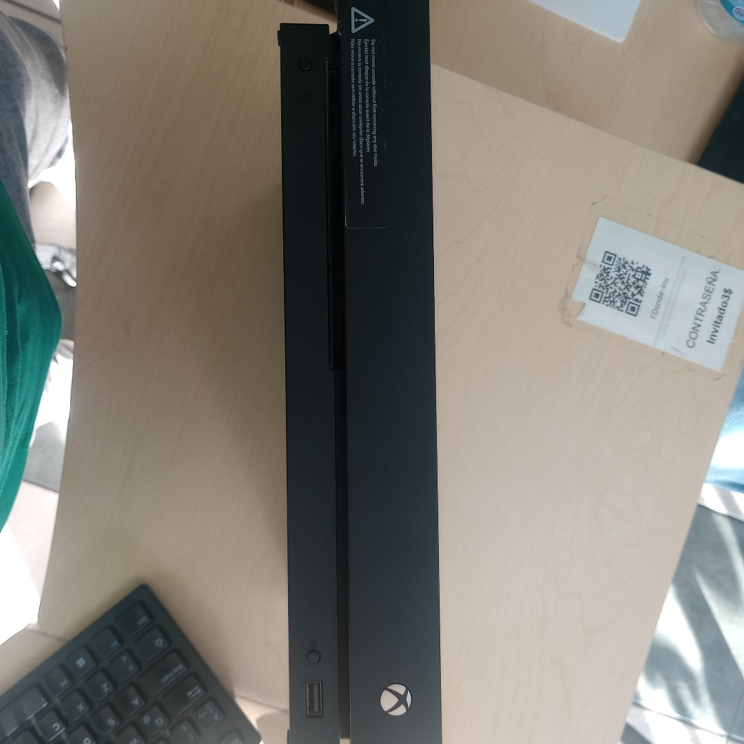 CONSOLA DE VIDEOJUEGO MICROSOFT XBOX ONE X 1 TB (SEMINUEVO)