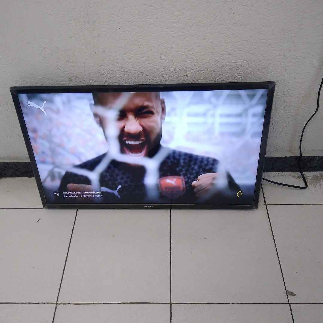 PANTALLA SAMSUNG UN32T4300AF (2020) 32" LED HD (SEMINUEVO)