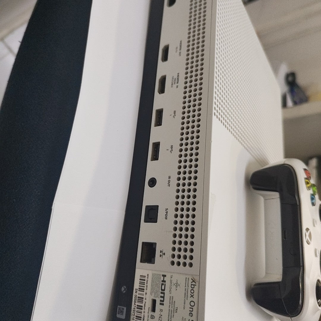 CONSOLA DE VIDEOJUEGO MICROSOFT XBOX ONE S 1 TB (SEMINUEVO)