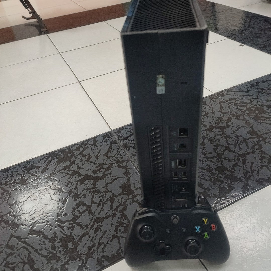 CONSOLA DE VIDEOJUEGO MICROSOFT XBOX ONE 1 TB (SEMINUEVO)