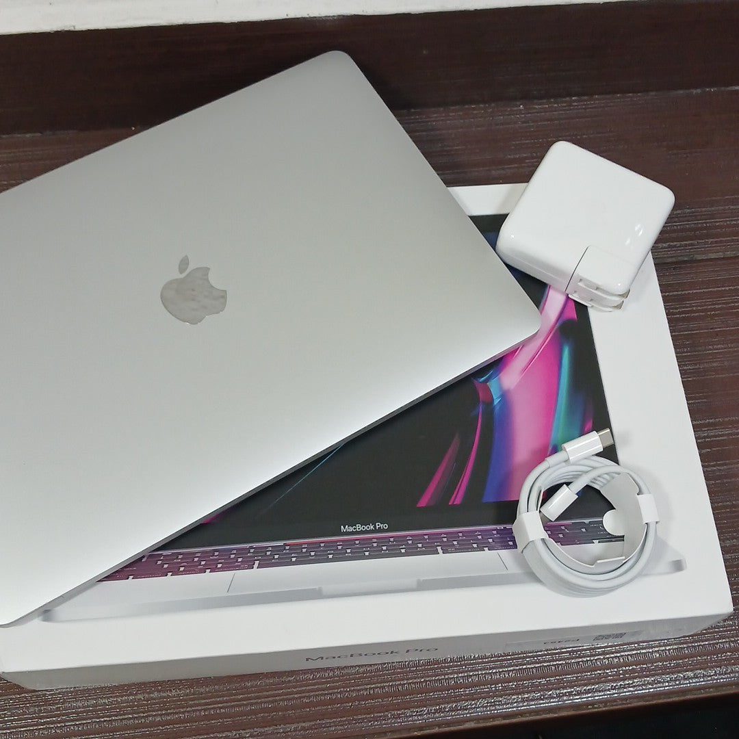 LAPTOP APPLE MACBOOK PRO 13" 2022 3.49 A2338 512 GB SSD 8 GB RAM (SEMINUEVO)