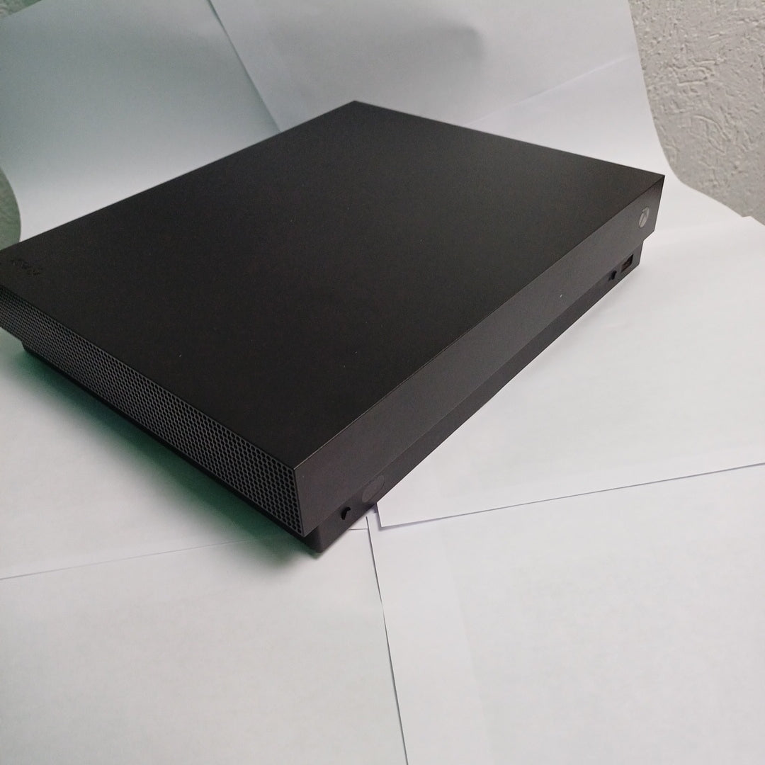CONSOLA DE VIDEOJUEGO MICROSOFT XBOX ONE X 1 TB (SEMINUEVO)