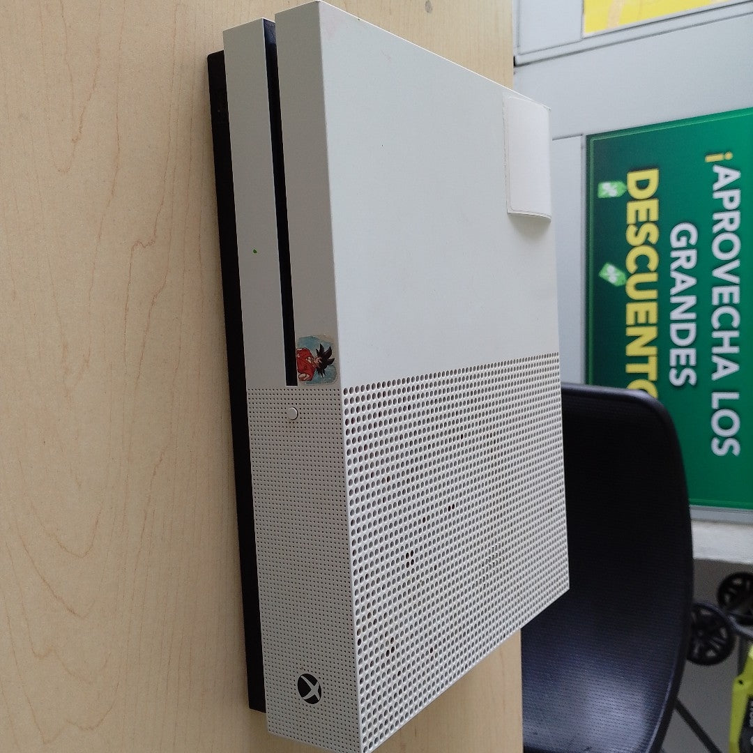 CONSOLA DE VIDEOJUEGO MICROSOFT XBOX ONE S 1 TB (SEMINUEVO)
