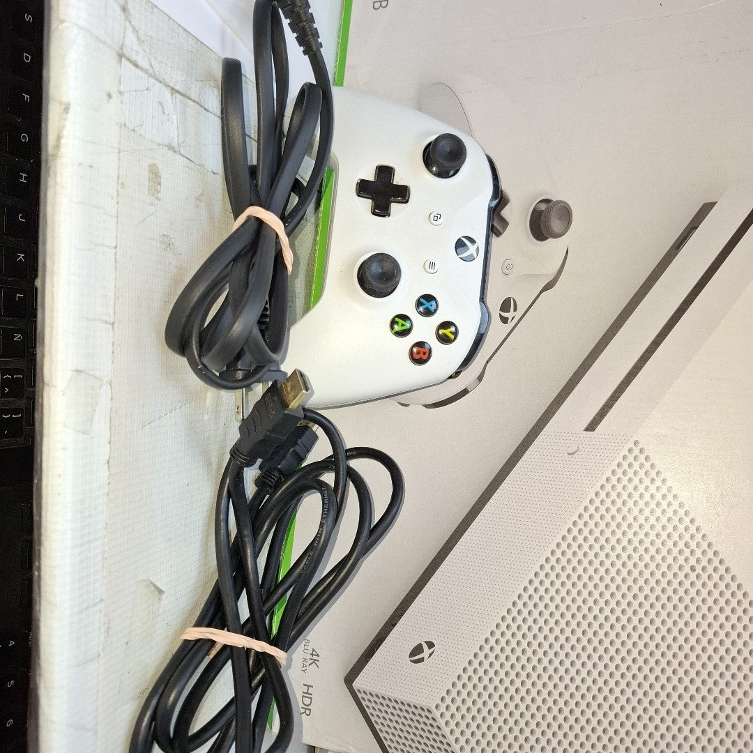 CONSOLA DE VIDEOJUEGO MICROSOFT XBOX ONE S 1 TB (SEMINUEVO)