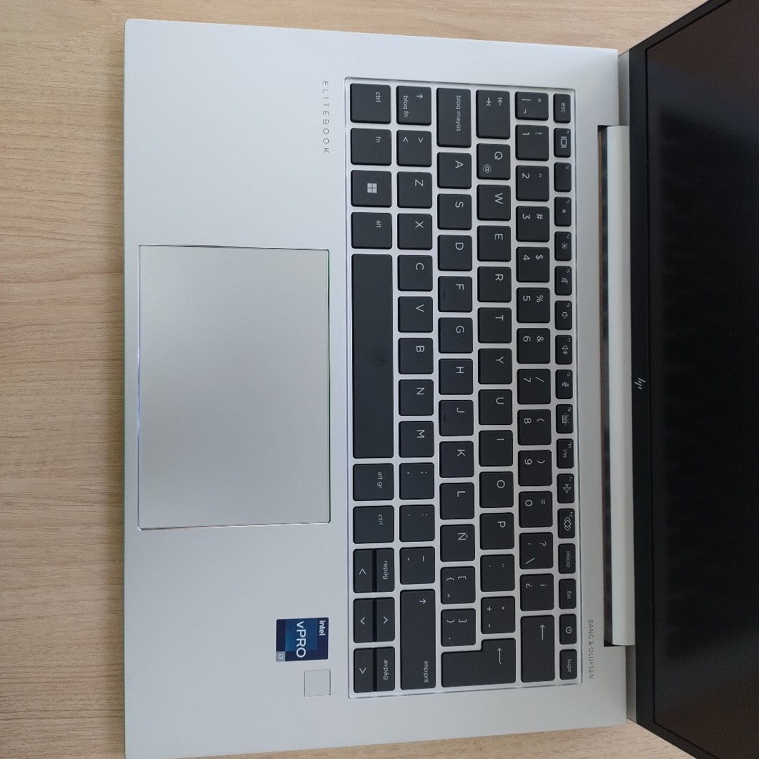 LAPTOP HP ELITEBOOK 840 G10 (2024) 256 GB SSD 16 GB RAM (SEMINUEVO)