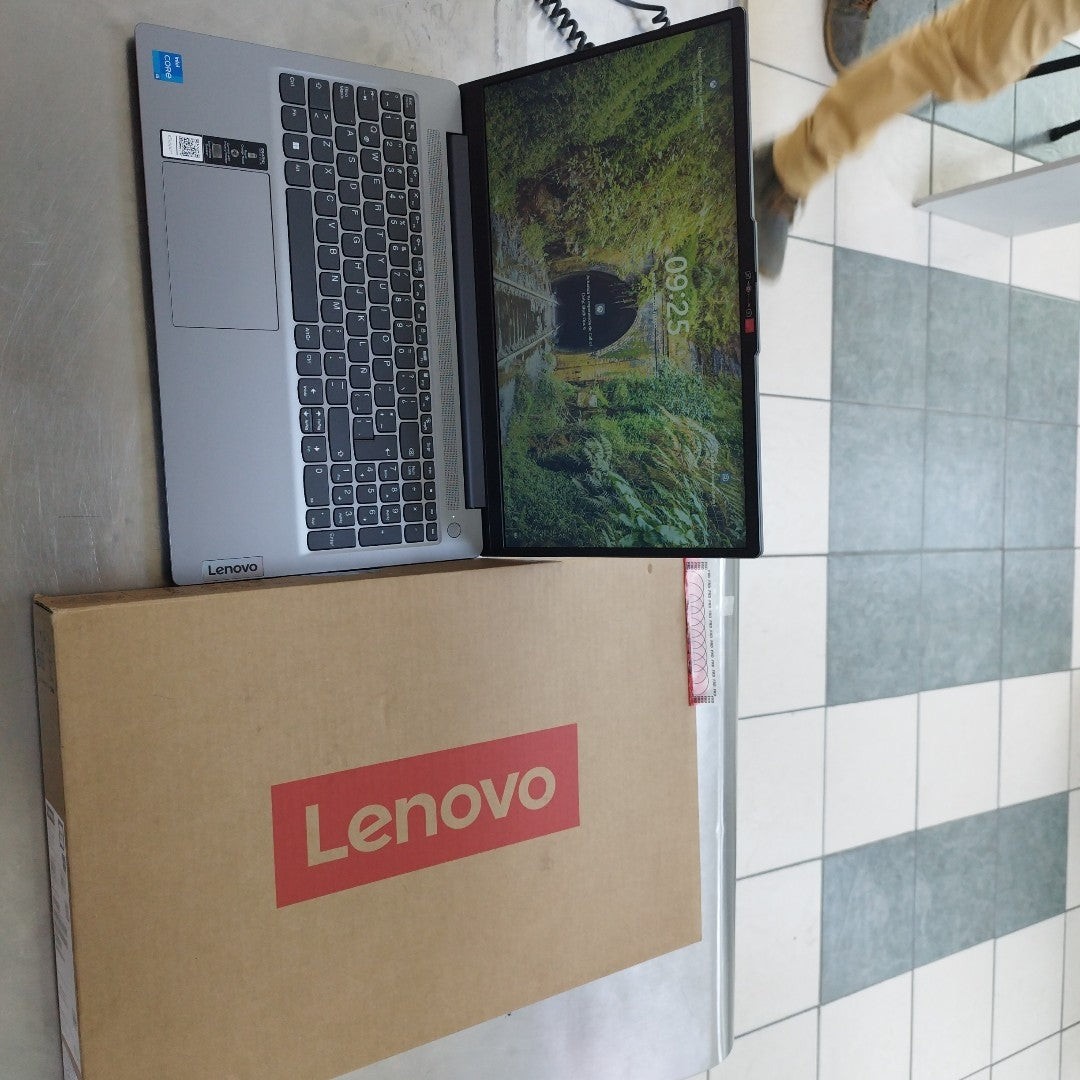 LAPTOP LENOVO IDEAPAD SLIM 3 15IAH8 (2024) 512 GB SSD 8 GB RAM (SEMINUEVO)