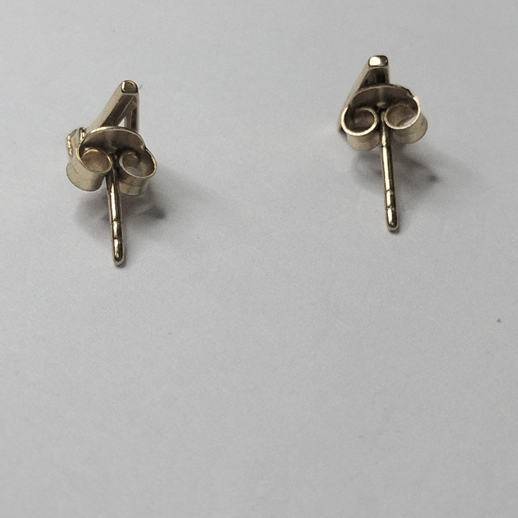 10408BRO00000B1527 FRD11 BROQUEL DE TRIANGULO CON CIRCONIA EN ESQUINA ORO 14K 1GRS (NUEVO)