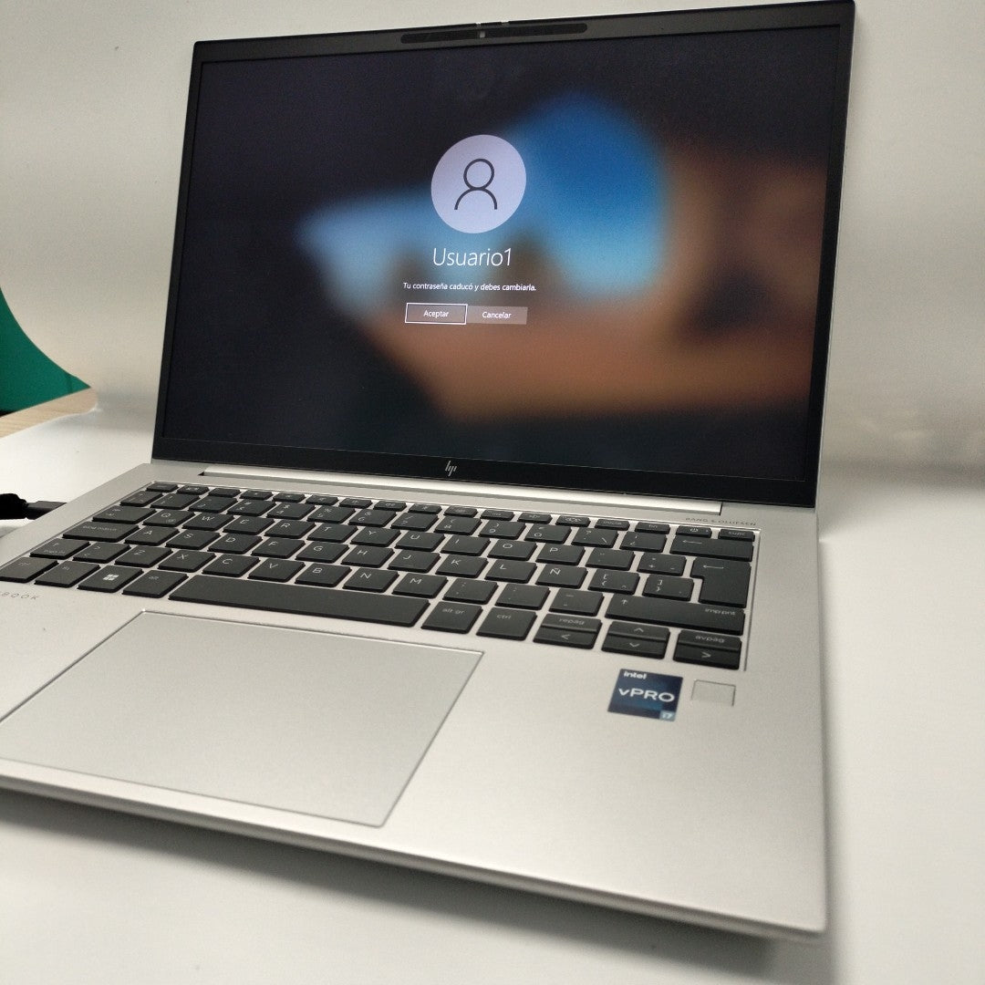 LAPTOP HP ELITEBOOK 840 G10 (2024) 256 GB SSD 16 GB RAM (SEMINUEVO)