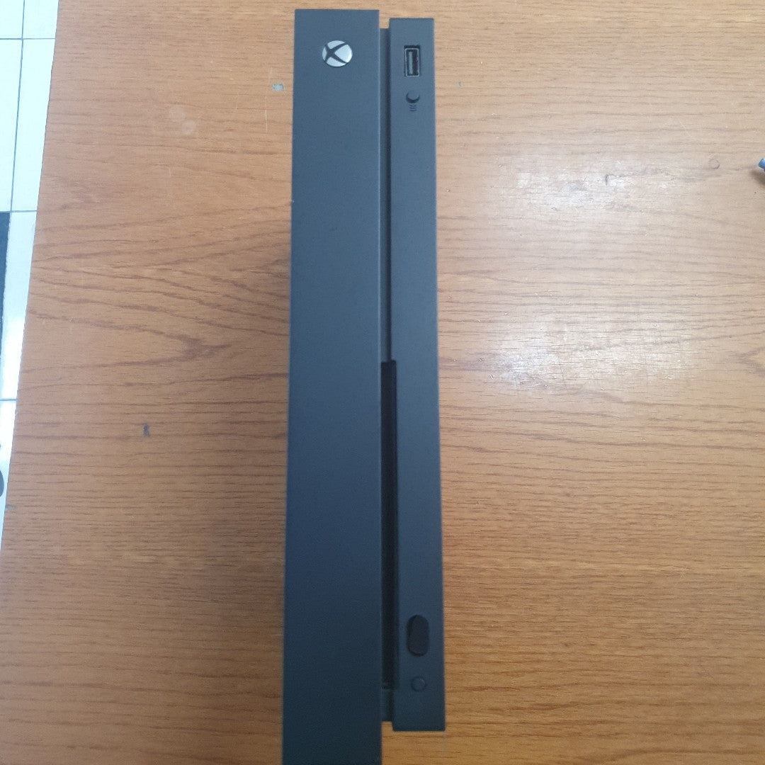 CONSOLA DE VIDEOJUEGO MICROSOFT XBOX ONE X 1 TB (SEMINUEVO)