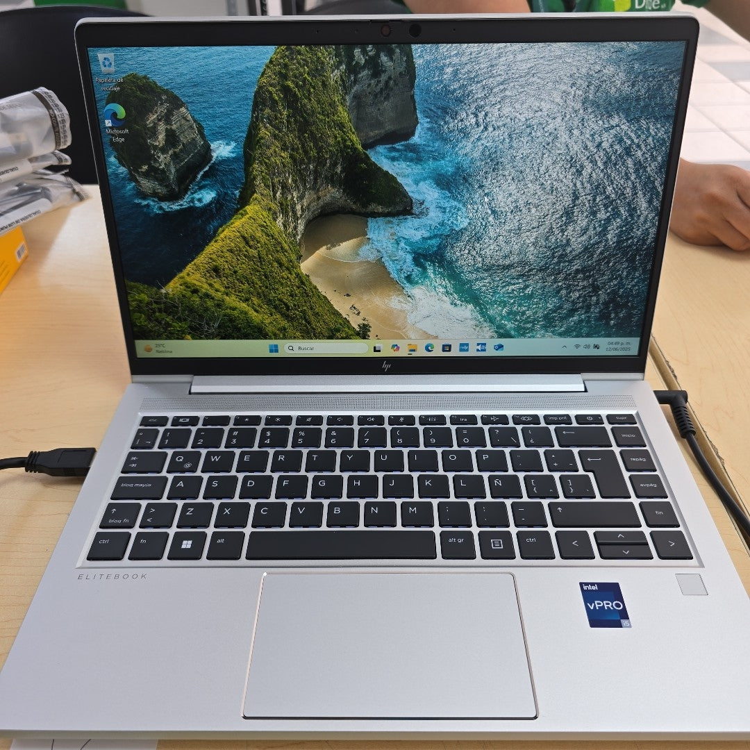 LAPTOP HP ELITEBOOK 640 G10 (2024) 512 GB SSD 16 GB RAM (SEMINUEVO)