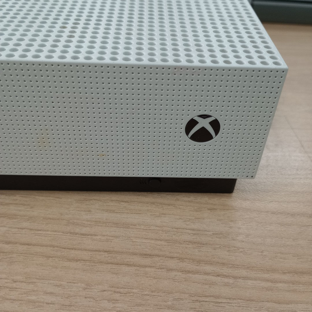CONSOLA DE VIDEOJUEGO MICROSOFT XBOX ONE S 2 TB (SEMINUEVO)