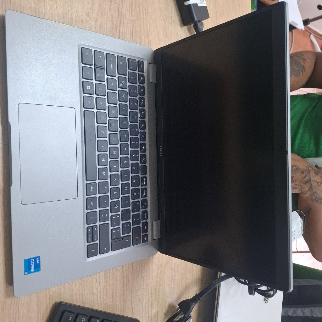 LAPTOP DELL LATITUDE 5540 (2023) 512 GB SSD 16 GB RAM (SEMINUEVO)