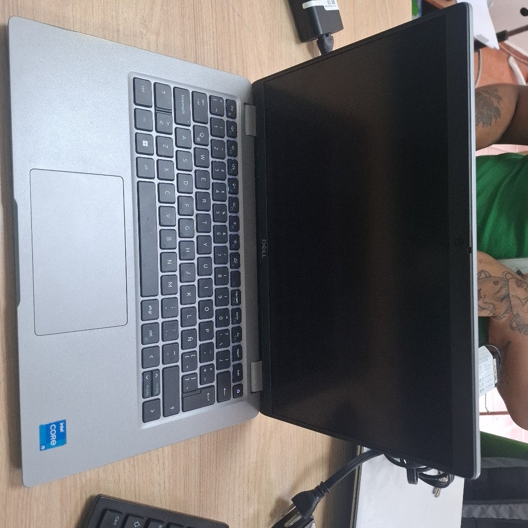 LAPTOP DELL LATITUDE 5540 (2023) 512 GB SSD 16 GB RAM (SEMINUEVO)