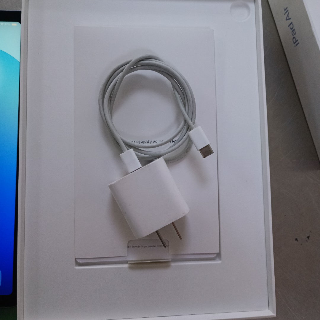 TABLETA APPLE IPAD AIR 5 A2588 64 GB 8 GB RAM (SEMINUEVO)