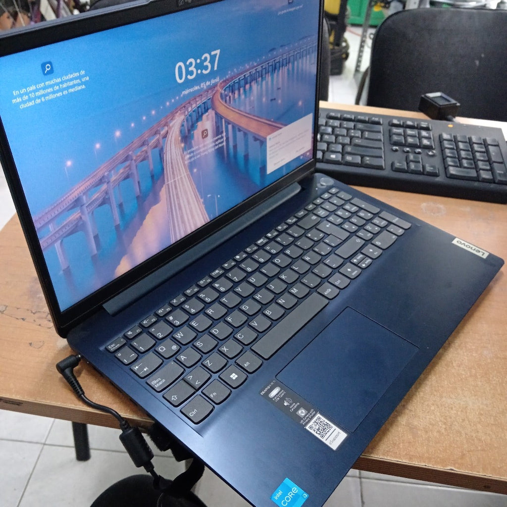 LAPTOP LENOVO IDEAPAD 3 15IAU7 (2022) 512 GB SSD 8 GB RAM (SEMINUEVO)