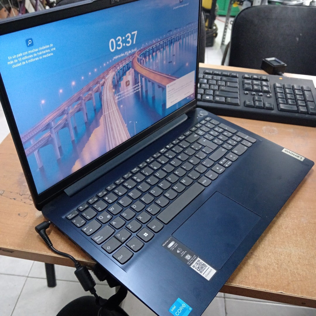LAPTOP LENOVO IDEAPAD 3 15IAU7 (2022) 512 GB SSD 8 GB RAM (SEMINUEVO)