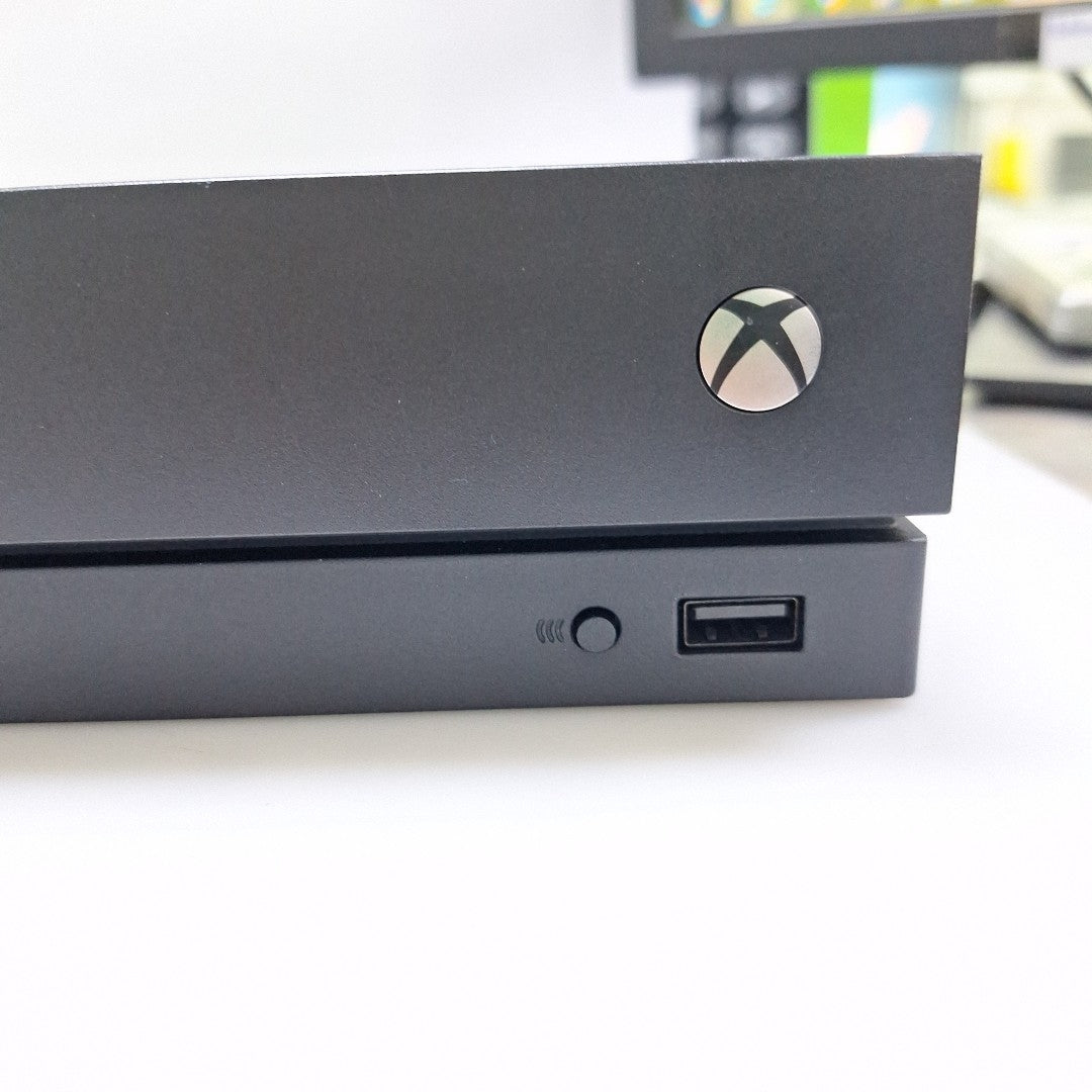 CONSOLA DE VIDEOJUEGO MICROSOFT XBOX ONE X 1 TB (SEMINUEVO)