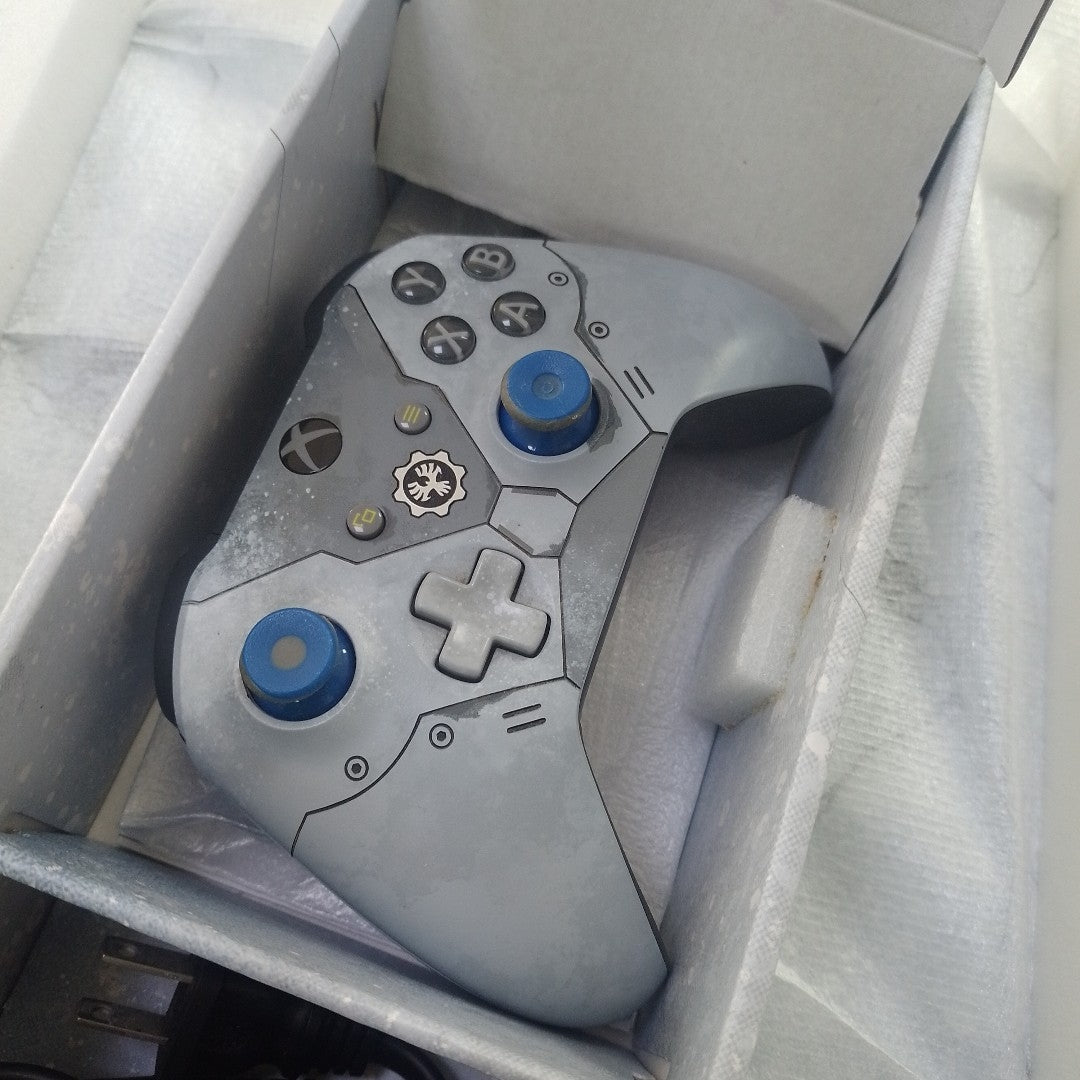 CONSOLA DE VIDEOJUEGO MICROSOFT XBOX ONE X 1 TB (SEMINUEVO)