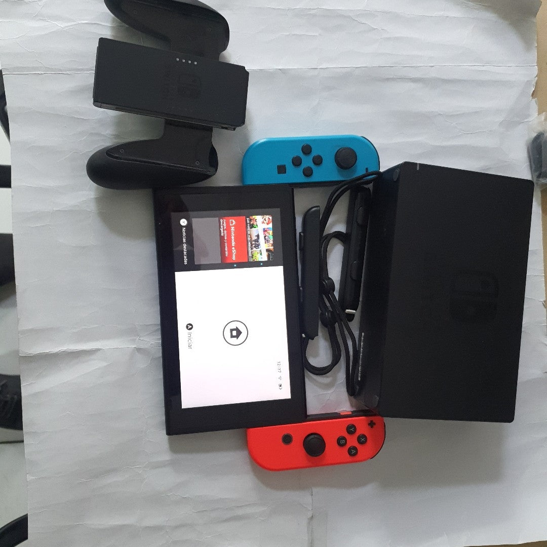 CONSOLA DE VIDEOJUEGO NINTENDO SWITCH 32 GB (SEMINUEVO)