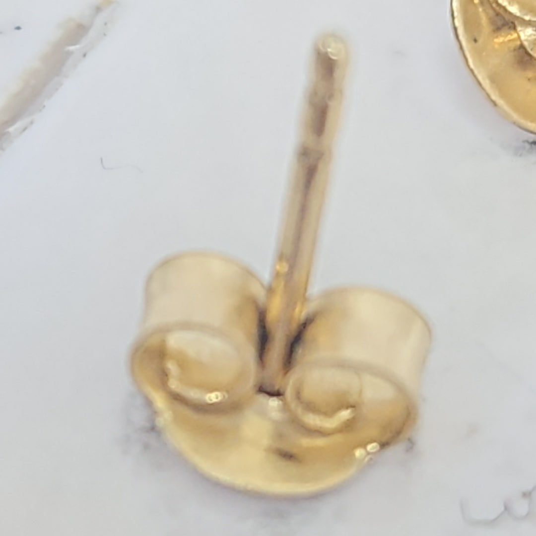 10021BRO46100B461 FRD4 BROQUEL DE TRIANGULO PULIDO ORO 14K 0.9GRS (NUEVO)