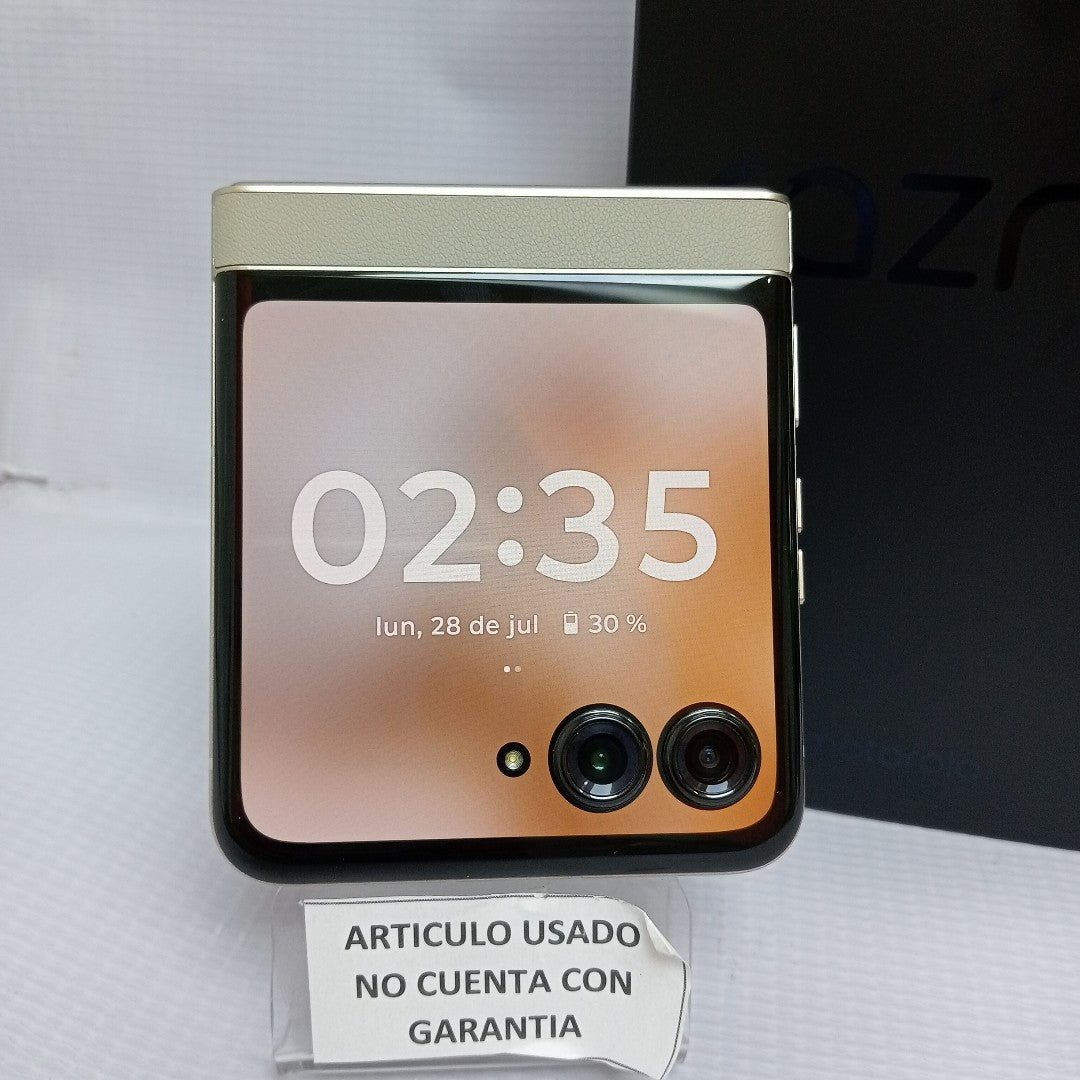 CELULAR MOTOROLA RAZR 50 5G XT2453-1 512 GB 12 GB RAM (SEMINUEVO)
